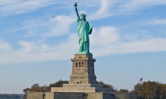 Tượng Nữ thần Tự do đặt trên đảo Liberty tại cảng New York. Ảnh: Pitt Libguides.