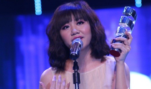 Văn Mai Hương nhận giải Nữ ca sĩ được yêu thích nhất trong HTV Awards.