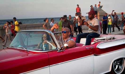Vin Diesel và Michelle Rodriguez trong một cảnh quay tại Cuba.