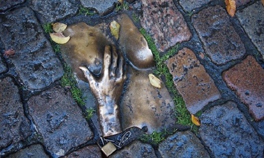 Tác phẩm đúc đồng bàn tay vuốt ve bộ ngực phụ nữ nằm trên nền đường đá ở De Wallen. Ảnh: Wordpress
