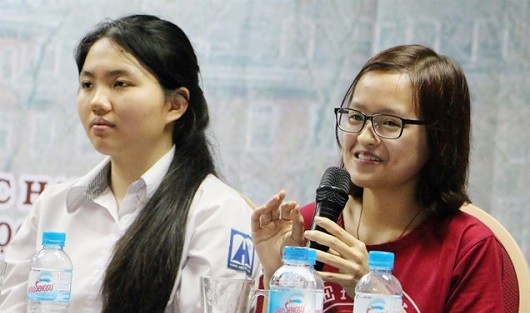 Tôn Hiền Anh (bên phải) kể về quá trình appy học bổng.