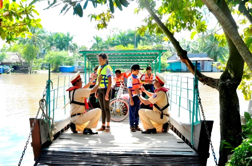 Lực lượng Cảnh sát giao thông Bạc Liêu tuyên truyền các biện pháp phòng, chống đuối nước trên đường thủy nội địa.