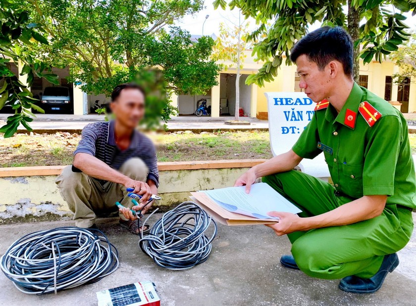 Đối tượng Trần Văn Hải cùng tang vật tại cơ quan Công an.