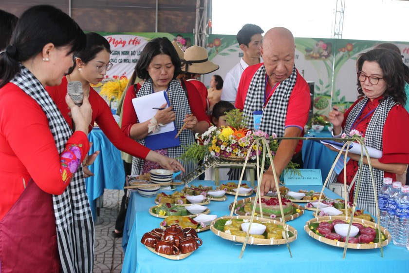 Ban Giám khảo chấm điểm và nghe thuyết trình của đơn vị Hội LHPN huyện Phú Tân về phần thi bánh dân gian của đơn vị mình.