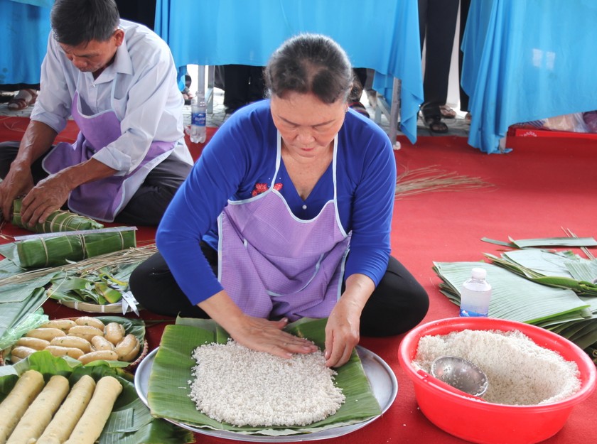 Cách xếp lá gói bánh tét là xếp từng lá chuối lên một mặt phẳng, cho nếp vào và dàn đều ra đến khi còn khoảng 2 lóng tay nữa đến mép lá thì cho phần nhân đậu xanh, thịt hoặc mỡ (đối với bánh nhân thịt hoặc mỡ) và chuối vào…