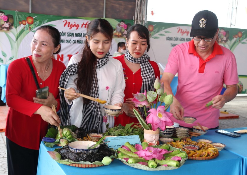 Ông Tăng Vũ Em - Phó chủ tịch UBND TP Cà Mau, Trưởng Ban tổ chức Ngày hội Bánh dân gian Nam Bộ, thưởng thức hương vị bánh do đội thi Đơn vị Bảo tàng tỉnh chế biến.