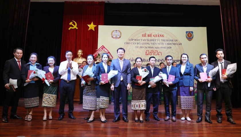 Bế giảng lớp đào tạo nghiệp vụ Thi hành án dân sự cho công chức Lào