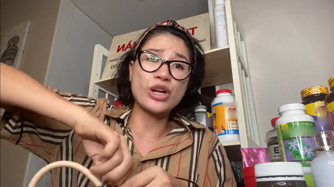 Cựu người mẫu Trang Trần bất ngờ chia sẻ việc bị phạt vì chửi tục trên livestream