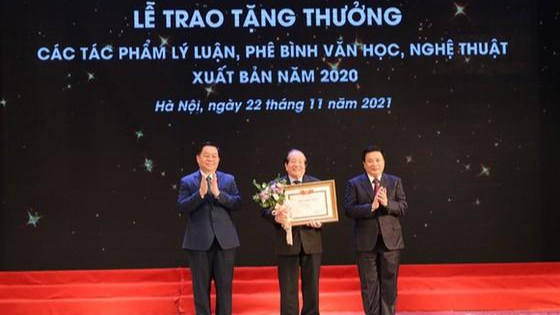 Nhà thơ Hữu Thỉnh được trao tặng thưởng mức A của Ban Bí thư Trung ương Đảng
