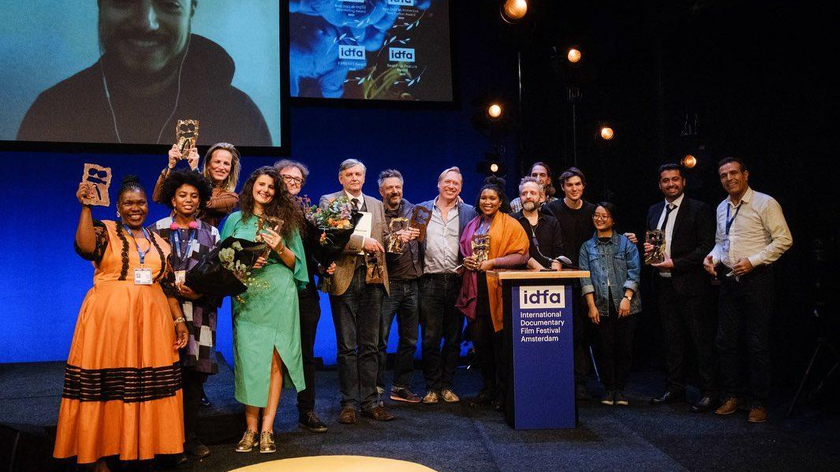 Hà Lệ Diễm (thứ ba từ phải sang) vừa nhận giải Đạo diễn xuất sắc lại LHP tài liệu quốc tế Amsterdam