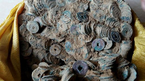 Hũ tiền cổ nặng 27kg, có nguồn gốc từ Trung Quốc được phát hiện ở bờ kè sông Hiếu, Quảng Trị