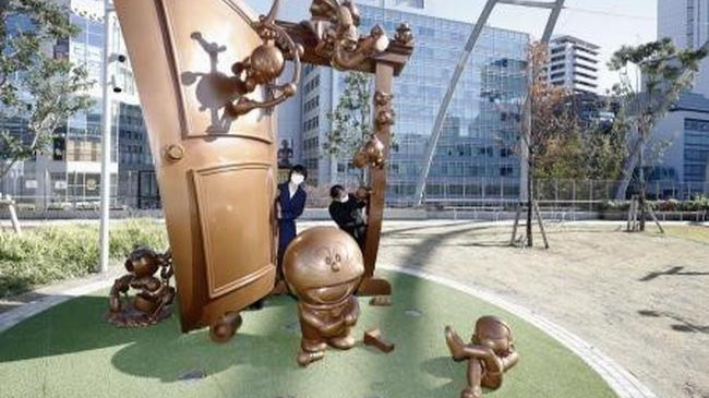 Bức tượng nhân vật mèo máy Doraemon bằng đồng tại công viên Miyashita, Tokyo, Nhật Bản (Ảnh: Kyodo/TTXVN)