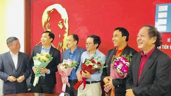 Chủ tịch Liên hiệp các hội văn học nghệ thuật Việt Nam Đỗ Hồng Quân (bìa trái) tặng hoa chúc mừng tân chủ tịch và 4 phó chủ tịch Hội Điện ảnh Việt Nam - Ảnh: NVCC