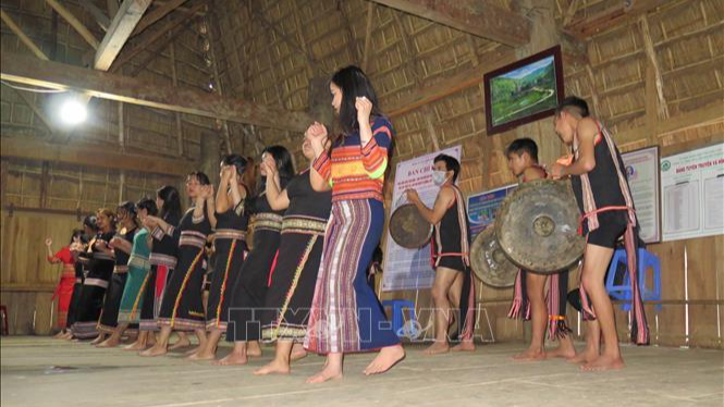 Lớp học cồng chiêng, múa xoan của Làng du lịch cộng đồng Kon Pring, thị trấn Măng Đen, huyện Kon Plông đã dạy cho hơn 20 thanh, thiếu niên trong làng biết đánh cồng chiêng, múa xoan.