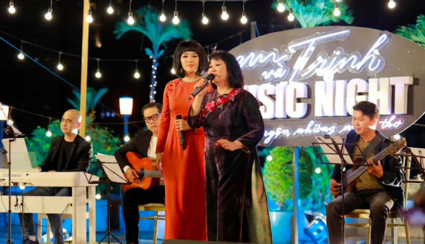 Cece Trương và mẹ - ca sĩ Cẩm Vân trong đêm nhạc