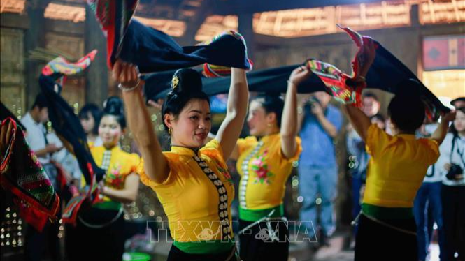 Điệu múa xòe truyền thống của người Thái. Ảnh tư liệu: Trọng Đạt/TTXVN