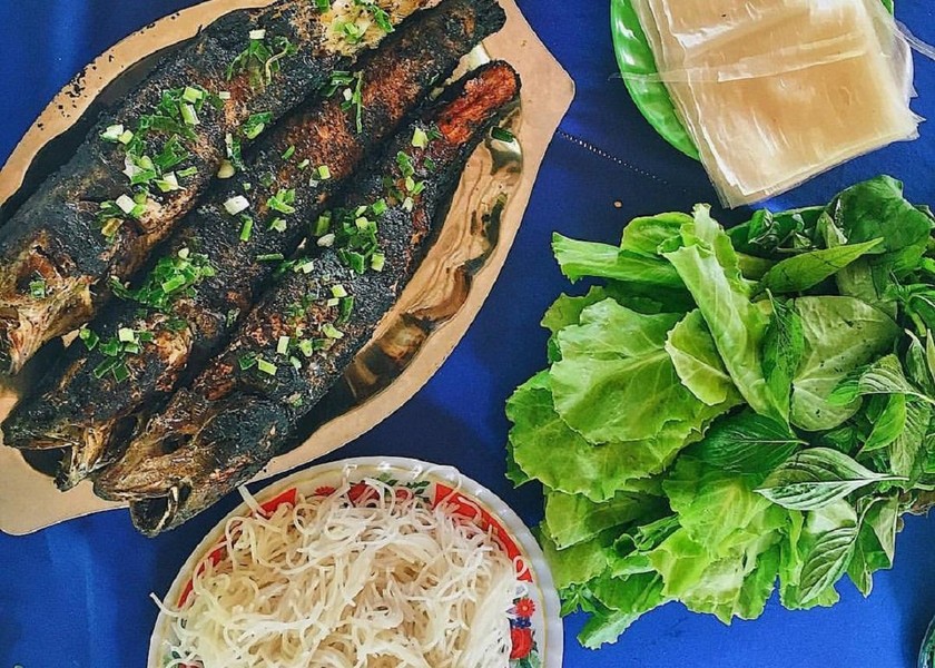Cá lóc nướng trui cuốn bánh tráng, rau sống trong ngày Tết miền Tây. Ảnh minh họa: Instagram thaonguyen0126