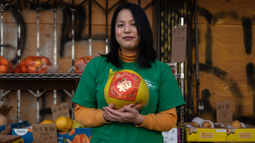 Ăn và tặng trái cây dịp Tết Nguyên đán là một nét đặc trưng trong nhiều nền văn hóa châu Á - Ảnh: NYT