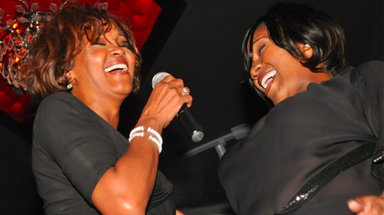 Whitney Houston (trái) lần cuối biểu diễn trước công chúng tối 9/2/2012 cùng bạn thân Kelly Price tại Hollywood. Ảnh: Splash