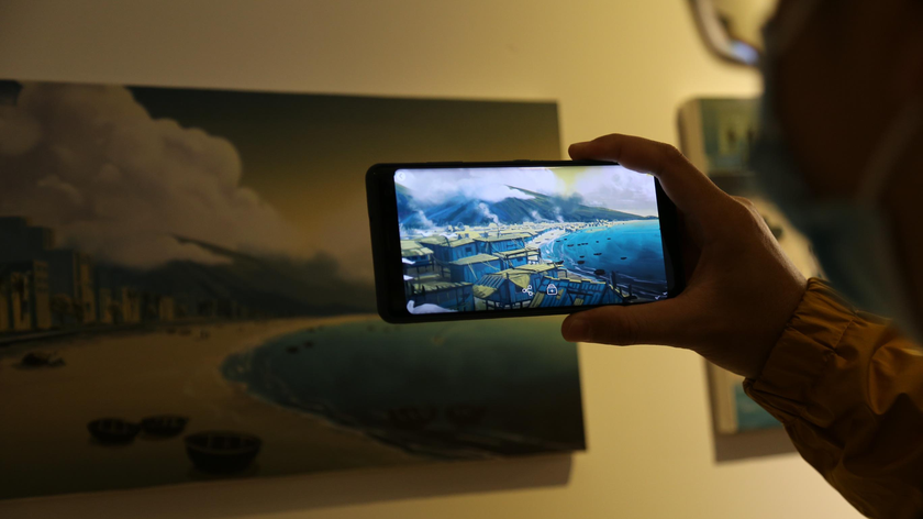 Từ bức tranh vẽ bờ biển vịnh Mân Quang hiện tại, qua app công nghệ thực tế ảo tăng cường (Augmented Reality/AR), người xem sẽ được ngắm thêm một bờ biển vịnh Mân Quang những năm 2000 trở về trước - Ảnh: ĐOÀN NHẠN