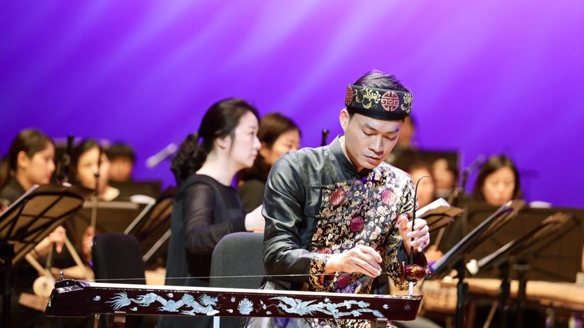 Tiến sĩ Lê Hoài Phương diễn tấu đàn bầu cùng “Silkroad Orchestra” tại Expo văn hóa thế giới ở KyungJu - Hàn Quốc (tháng 10/2017)