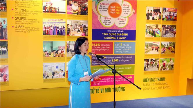 Phó Chủ tịch Hội Liên hiệp Phụ nữ Việt Nam Nguyễn Thị Minh Hương phát biểu khai mạc triển lãm. Ảnh: TTXVN