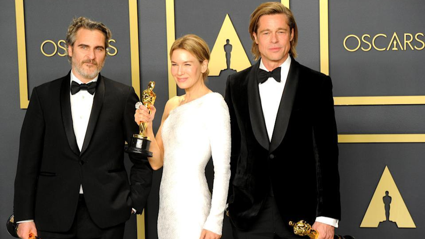 Từ trái sang Joaquin Phoenix, Renée Zellweger và Brad Pitt tạo dáng với tượng vàng Oscar sau lễ trao giải Oscar thường niên lần thứ 92 năm 2020. Ảnh: Getty Images 