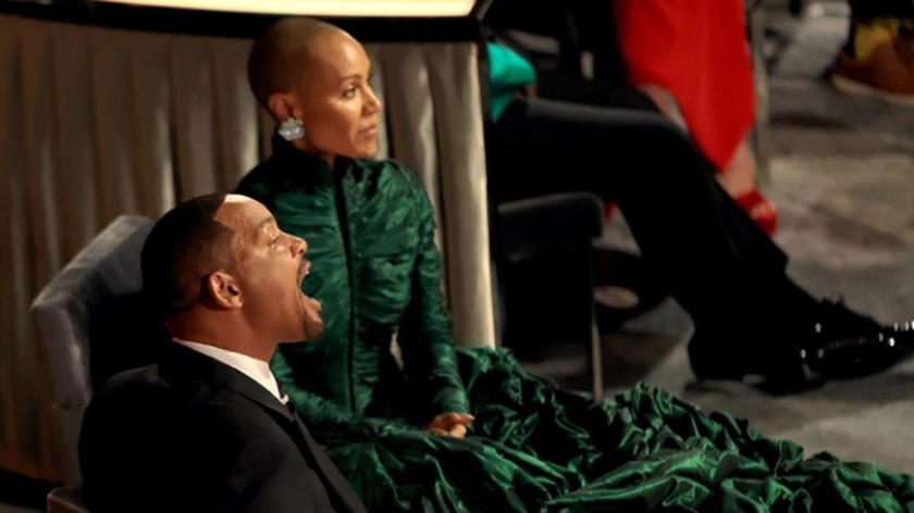 Will Smith ngồi cạnh vợ mắng Chris Rock sau cú tát tại lễ trao giải Oscar 2022