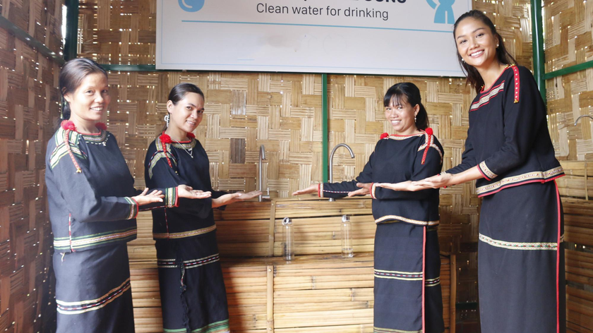 Hoa hậu H'Hen Niê và một số phụ nữ địa phương trong buổi bàn giao hệ thống nước sạch cho bà con ở quê hương