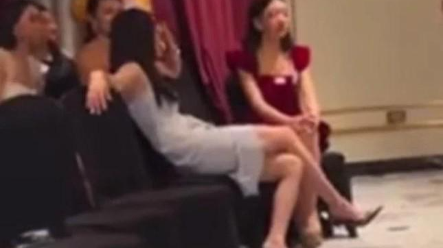 Hình ảnh từ đoạn clip cho thấy người đẹp Tiền Giang có dáng ngồi khá kỳ cục dù cho cô đang ở hàng ghế đầu lan truyền khắp mạng xã hội. 