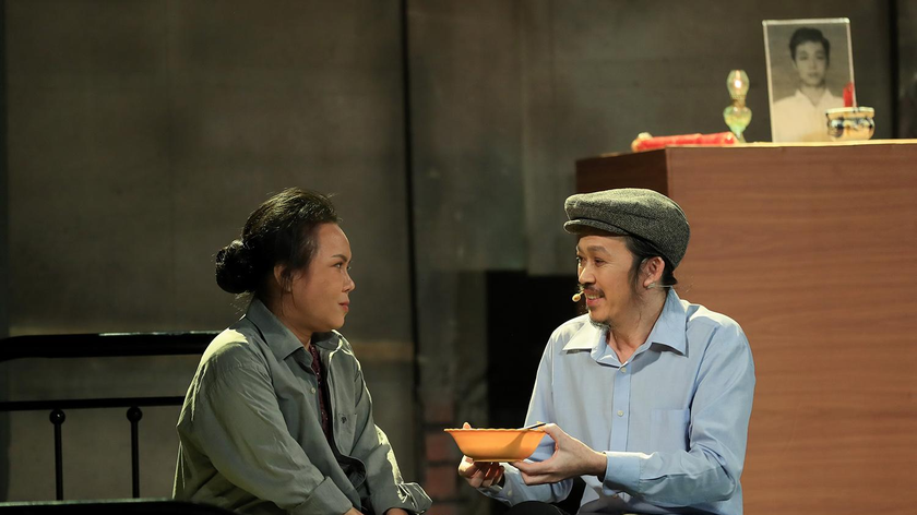 NSƯT Hoài Linh và nghệ sĩ Việt Hương trong vở kịch Lạc giữa biển người, diễn hồi đầu năm tại Liên hoan Sân khấu Kịch nói Toàn quốc