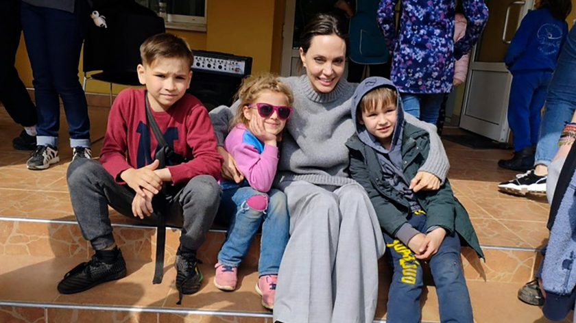 Angelina Jolie chụp hình cùng trẻ em Ukraine tại Lviv ngày 30-4 - Ảnh: REUTERS