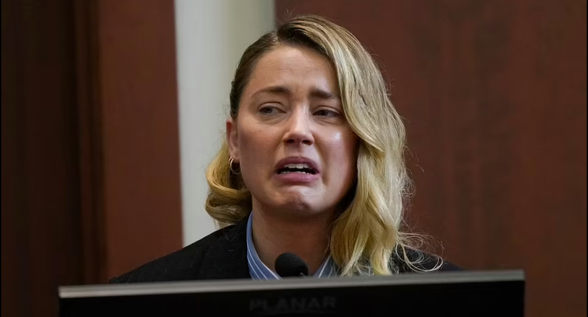 Amber Heard khẳng định nhiều lần bị chồng đánh, tại phiên tòa, cô khóc khi kể lại lần bị chồng bạo hành, lục soát cơ thể