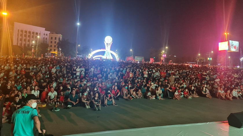 Hàng nghìn người dân tập trung tại Quảng trường Hùng Vương - Phú Thọ xem bóng đá miễn phí do dịch vụ TV360 tổ chức