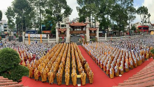 Hàng ngàn tăng ni, Phật tử tham gia Đại lễ Phật đản tại Việt Nam Quốc Tự