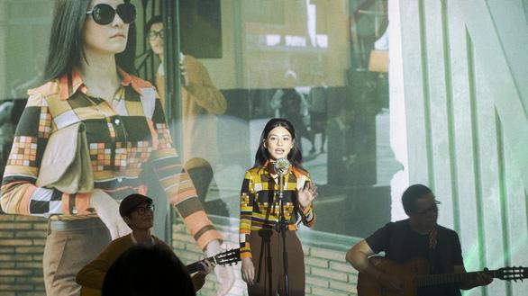 Ca sĩ, diễn viên Bùi Lan Hương hát nhạc Trịnh trên sân khấu họp báo "Em và Trịnh" - Ảnh: MI LY