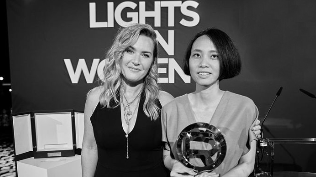 Kate Winslet trao giải cho Mai Vũ. Ảnh: LP