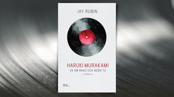 Cuốn "Haruki Murakami và âm nhạc của ngôn từ" (tác giả Jay Rubin, Y Khương dịch) ra mắt ở Việt Nam cuối tháng 5. Sách dày 500 trang, do Nhà xuất bản Hội Nhà văn và PhanBook phát hành. Ảnh: PhanBook