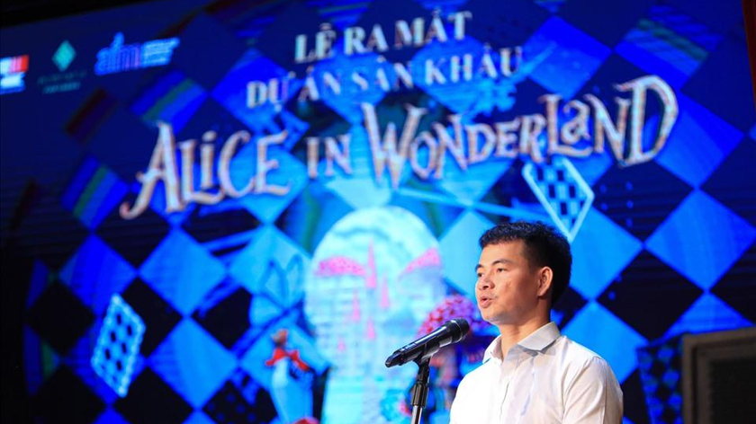 NSƯT Xuân Bắc chia sẻ về dự án nhạc kịch “Alice in Wonderland“. Ảnh: Hoài Thu
