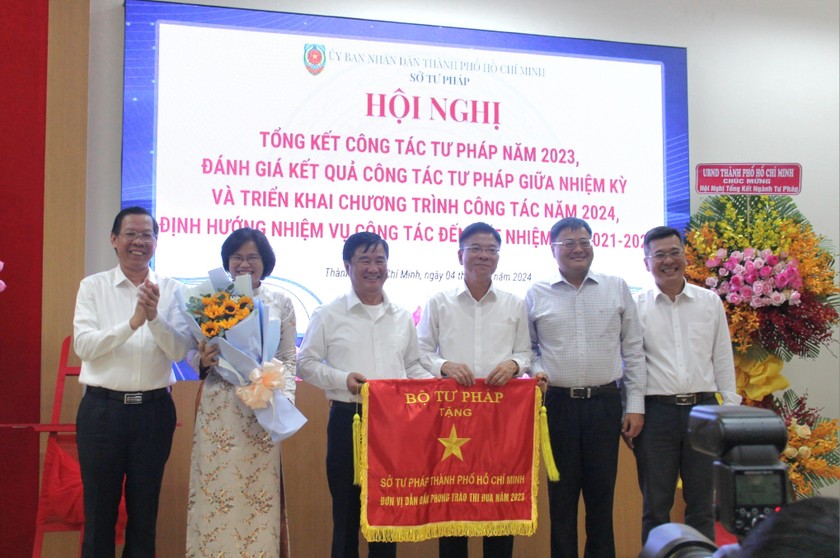Bộ trưởng Lê Thành Long trao tặng Cờ thi đua của Bộ Tư pháp cho Sở Tư pháp TP Hồ Chí Minh