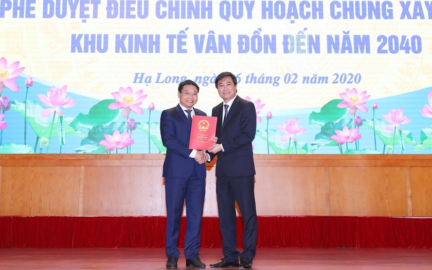 Ông Nguyễn Tường Văn - Thứ trưởng Bộ Xây dựng trao Quyết định phê duyệt điều chỉnh Quy hoạch chung xây dựng Khu kinh tế Vân Đồn đến năm 2040 cho tỉnh Quảng Ninh
