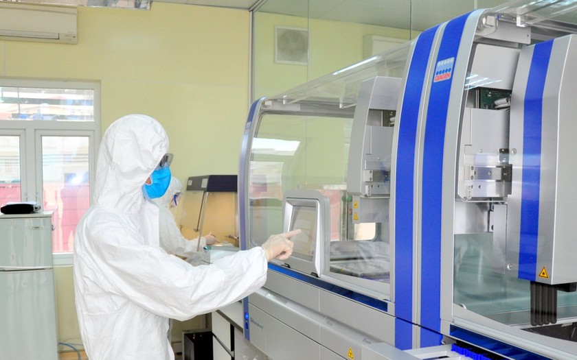 Cán bộ, y bác sĩ, kỹ thuật viên CDC Quảng Ninh thực hiện các quy trình xét nghiệm sàng lọc Covid-19 trên hệ thống Realtime-PCR