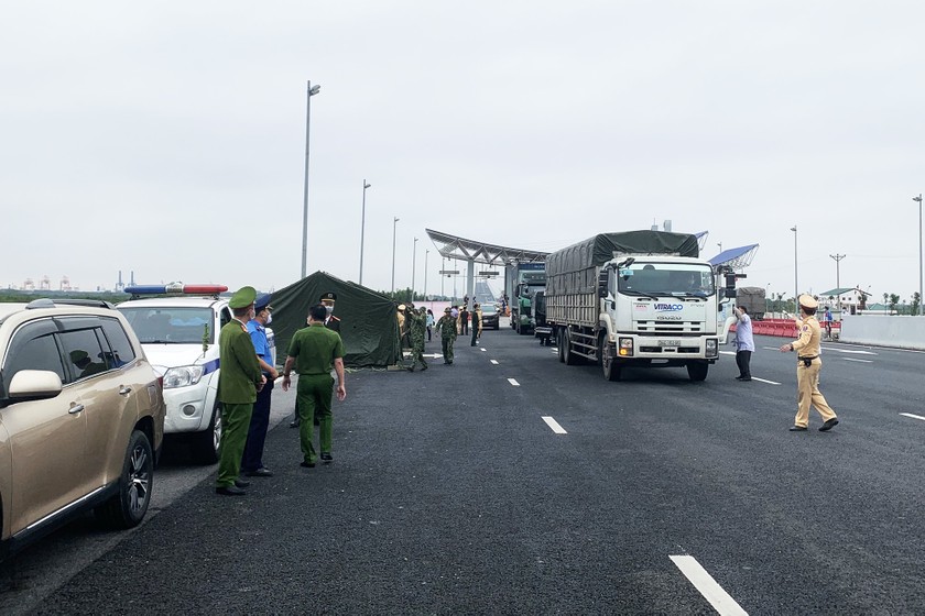 Chốt kiểm soát người, phương tiện xe cơ giới vào Quảng Ninh tại Trạm thu phí BOT cầu Bạch Đằng.