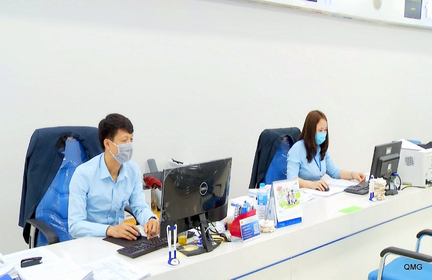 Cán bộ Trung tâm Phục vụ hành chính công tỉnh Quảng Ninh giải quyết TTHC trực tuyến cho người dân, doanh nghiệp.