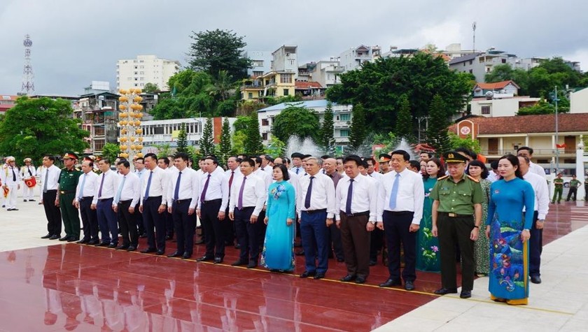 Đoàn đại biểu tỉnh Quảng Ninh mặc niệm tưởng nhớ các anh hùng liệt sĩ.