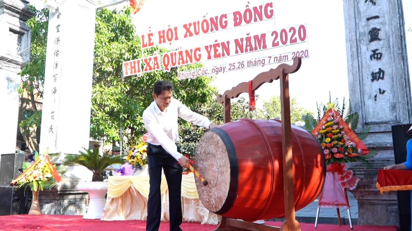 Bí thư Thị ủy Quảng Yên Hồ Văn Vịnh gióng trống khai hội xuống đồng 2020.