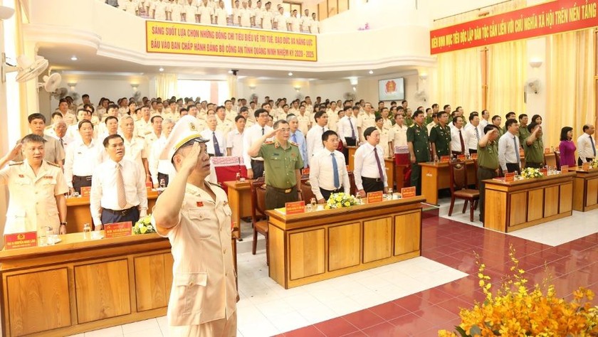Nghi lễ chào cờ tại Đại hội Đảng bộ Công an tỉnh Quảng Ninh lần thứ XXIII.