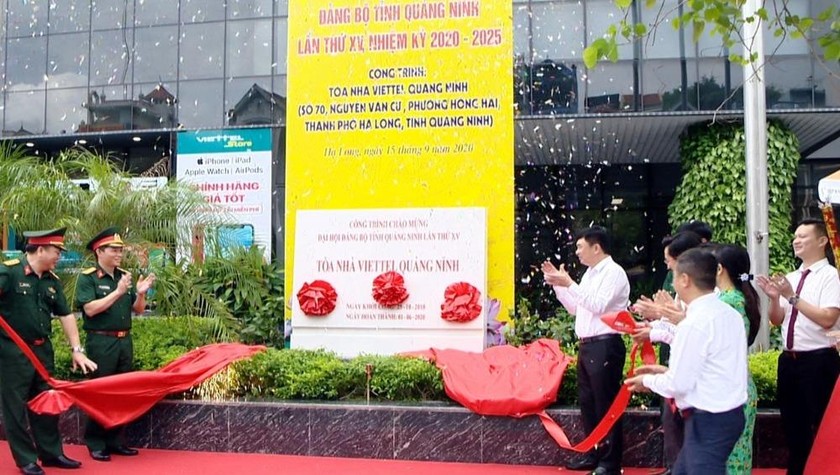 Các đại biểu dự lễ gắn biển công trình "Tòa nhà Viettel Quảng Ninh" chào mừng Đại hội Đảng bộ tỉnh Quảng Ninh lần thứ XV.