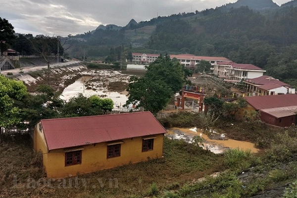 Mưa lớn ngập 1 trường học tại Lào Cai 