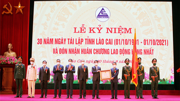 Thừa uỷ quyền của Chủ tịch nước, ông Hầu A Lềnh, Bộ trưởng, Chủ nhiệm Uỷ ban Dân tộc trao Huân chương Lao động hạng Nhất cho Nhân dân và cán bộ tỉnh Lào Cai.